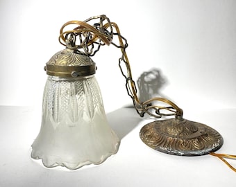 Vintage hanglamp met glazen kap in mat bloemenstijl gemaakt in de VS