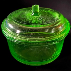 HAZEL ATLAS Grüne Depression Glas Schale mit Deckel Konfektschale Uranglas grün selten CHIPPED