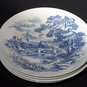 Set med 4 vintage Wedgwood Countryside middagstallrikar 25 cm blå Tunstall trädbro landskap England transferware CRAZING