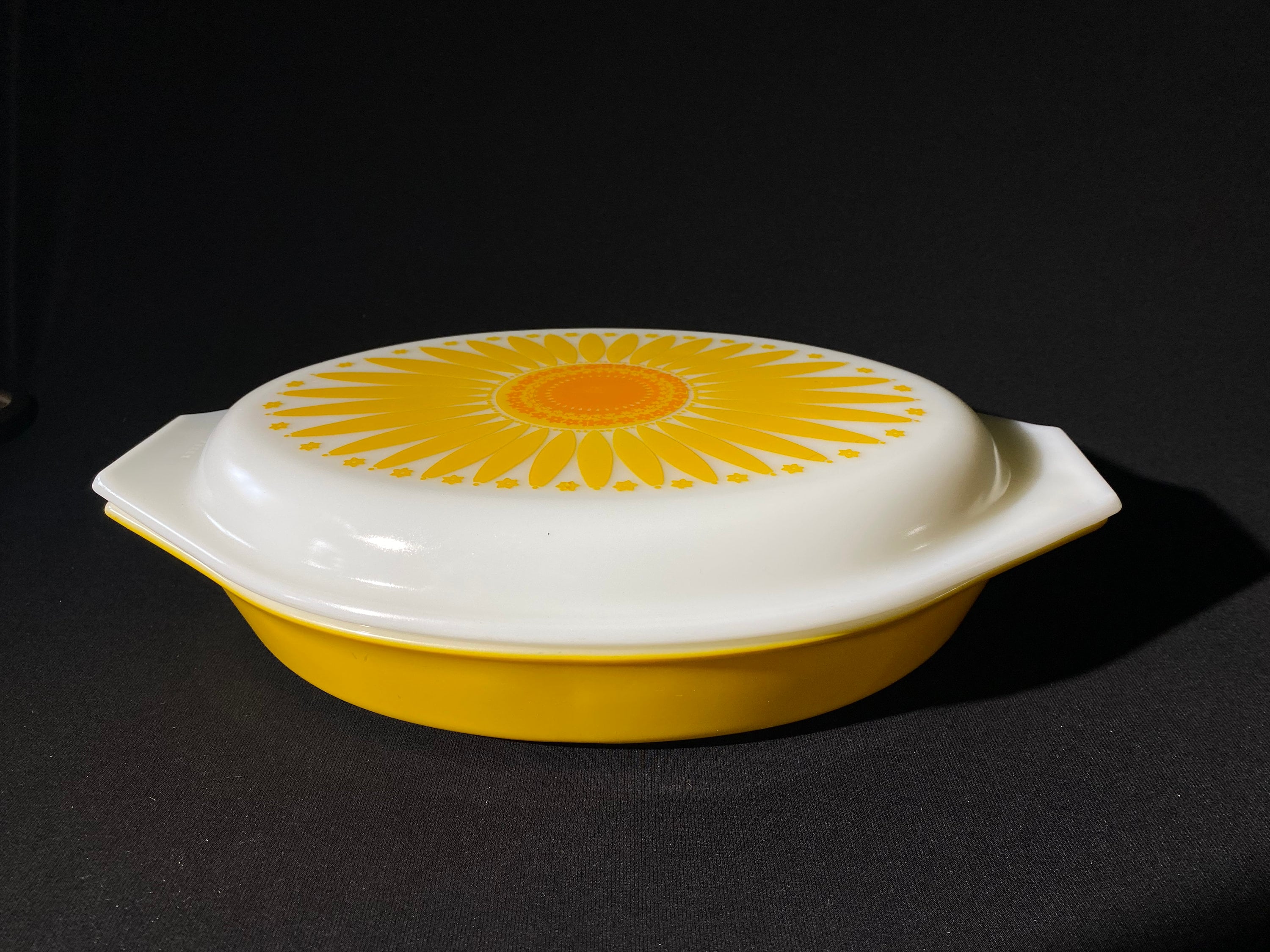 PYREX Daisy Citrus Divided Dish With Opal Lid 1 Qt 1960s Vintage