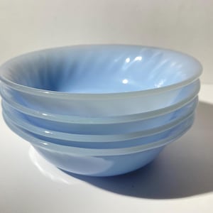 Zestaw 4 misek FIRE KING Blue Swirl w kolorze jagodowym 5 cali, skorupa z mlecznego szkła Fire King w stanie idealnym