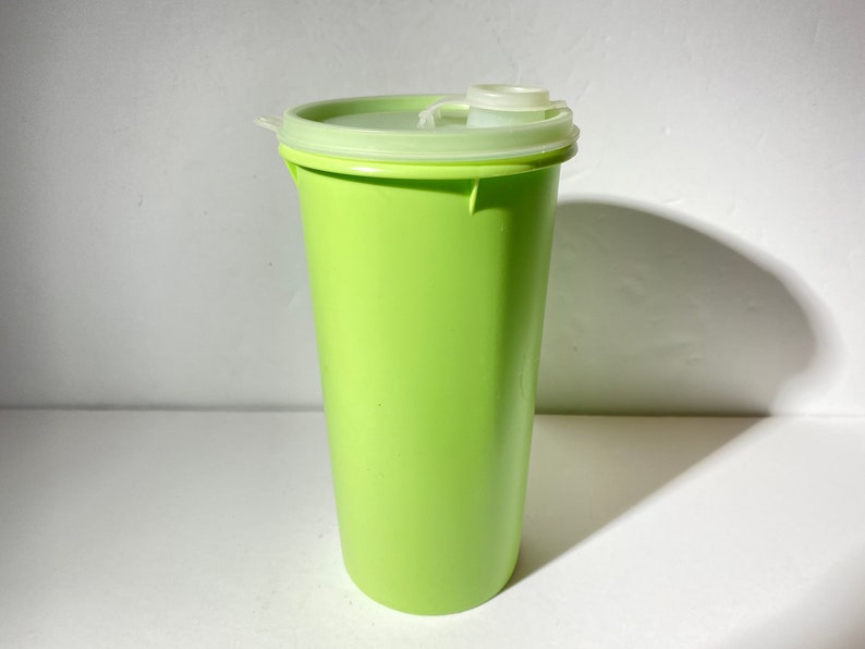 Vintage TUPPERWARE lime green 261 Drink Keeper Handolier 48 oz Pitcher 9 inches Container Pour-all Seal w/cap/flip top lid pour spout Canada image 10