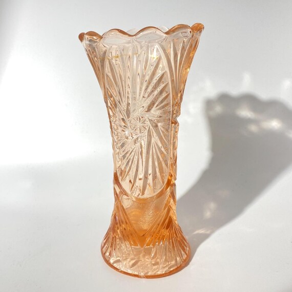 ピンクのガラス製の花瓶 ヴィンテージピーチピンクのガラス花瓶、高さ8インチのカット