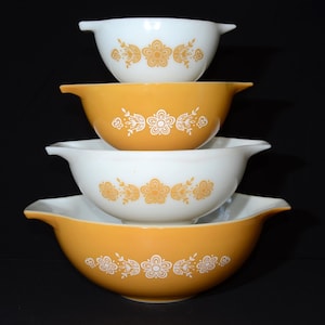 Set di 4 ciotole impilabili Pyrex Butterfly Gold Cinderella 441 442 443 444, gialle, vintage, anni '70, in condizioni fantastiche OT0 USA