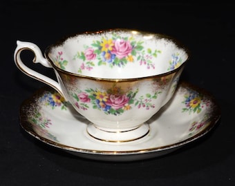 ROYAL ALBERT Filiżanka do herbaty ze spodkiem, bukiet kwiatowy, ciężkie złocenie, złote szczotkowane wykończenie, Anglia, zabytkowy kształt Avon, filiżanka do herbaty, porcelana kostna