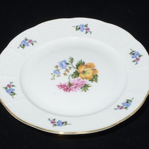 THUN TK Country Garden bröd- och smörtallrik 17 cm blommig flerfärgad rosa blå gul korgflätad mönster benporslin Tjeckoslovakien