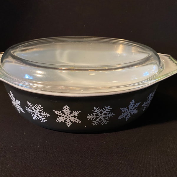 PYREX Black Snowflake Casserole 2 1/2 Quart (Qt) 045 lid vintage 1950s collectible USA Black White oval casserole promotional