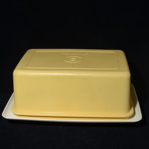 Mantequera Tupperware, recipiente para queso, color beige cremoso pastel, tapa color oro cosecha, mediados de siglo, plástico duro, camping, 781