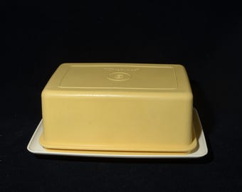 Mantequera Tupperware, recipiente para queso, color beige cremoso pastel, tapa color oro cosecha, mediados de siglo, plástico duro, camping, 781