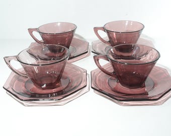 4er Set Hazel Atlas Marokkanische Amethyst Teetasse und Untertasse Set Depressionsglas Teetasse achteckig wunderbarer Zustand made in USA