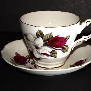 REGENCY Teacup and saucer Set Red and white flowers Bone China Cups scalloped edge Vintage
