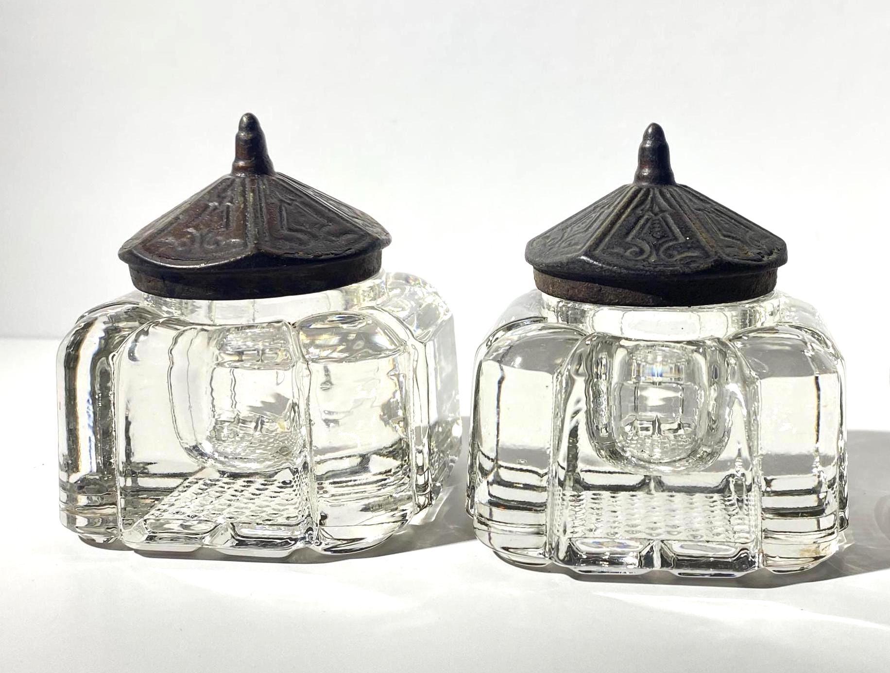 ガラス製のインク壺2個 アンティークインク壺ガラスインクボトル2個セット、金属製上蓋付き