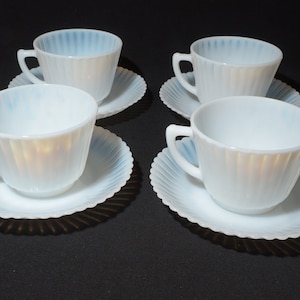 Set van 4 MacBeth Evans theekop en schotel set opaalachtig depressieglas wit Cremax Monax Petalware theekop bloemblaadje