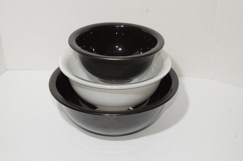 PYREX clear bottom Vintage Mixing Bowl Vintage Pyrex White Mixing Serving Baking Dish Black and white Clear Glass Black Set of 3