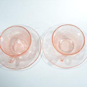 Set di 2 tazze da tè e caffè in vetro rosa effetto depressione di MacBeth-Evans con piattino e decorazioni floreali vintage. immagine 7