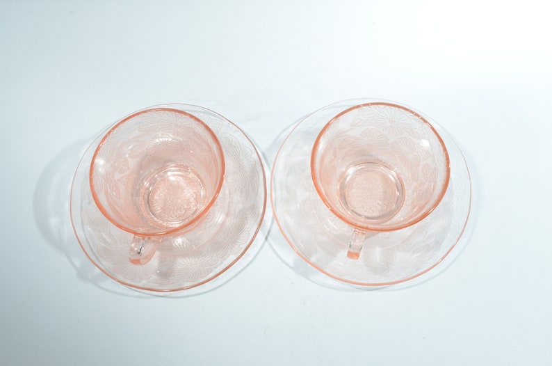 Set di 2 tazze da tè e caffè in vetro rosa effetto depressione di MacBeth-Evans con piattino e decorazioni floreali vintage. immagine 7