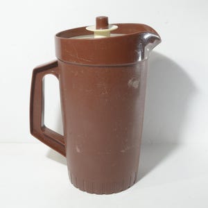 Brocca vintage TUPPERWARE da 1,5 litri con pulsante marrone Servalier 874 Caraffa per succo da 8 pollici Canada graffi e punti usurati