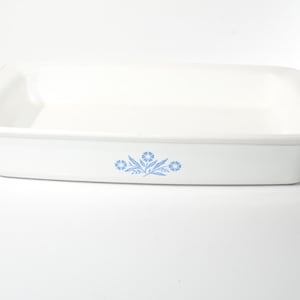 Puede incluir: Plato para hornear rectangular blanco con un diseño floral azul.