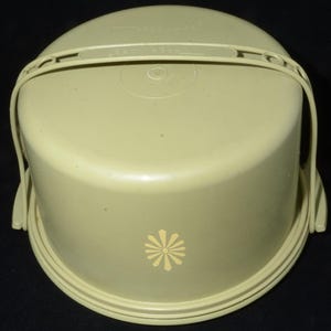 Tupperware vintage cake carrier