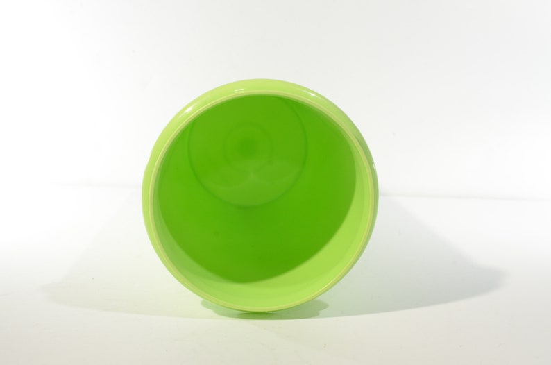 Vintage TUPPERWARE lime green 261 Drink Keeper Handolier 48 oz Pitcher 9 inches Container Pour-all Seal w/cap/flip top lid pour spout Canada image 3