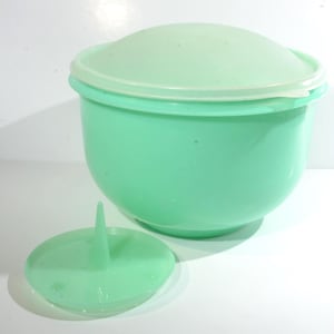 Vintage Tupperware Lettuce Keeper 1424 bowl dome lid 1425 and Spike 681 Crisp It Jadeite Green Mid century Plastic Canada 3 pieces