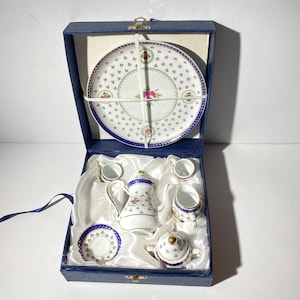 Juego de té en miniatura de porcelana fina Royal Elfleda de Ace Gift Collection, cafetera, azucarera, jarrita para leche, juego de té para niños en caja, 1 platillo CHIP