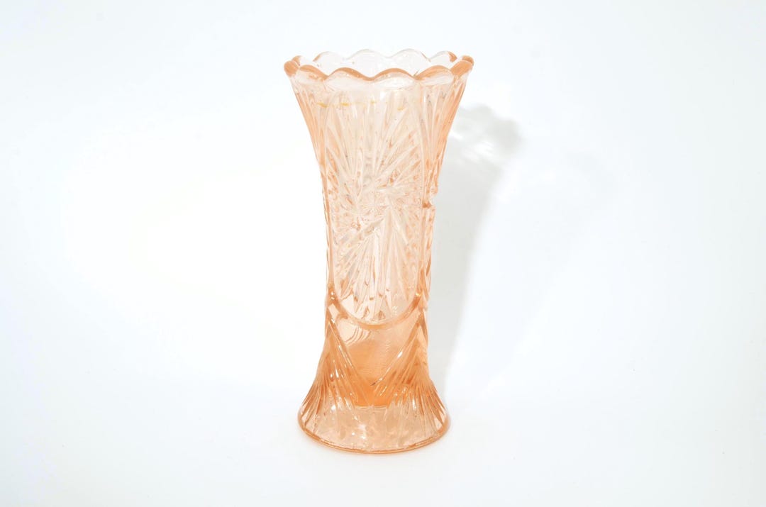 ヴィンテージピーチピンクのガラス花瓶、高さ8インチのカット