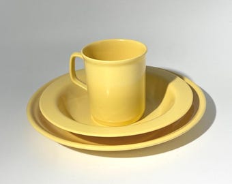 Conjunto de 3 peças em melamina amarelo cremoso: prato de jantar, tigela com borda e caneca Machi e Outbound Camping