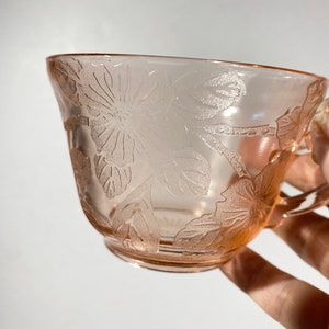 Set di 2 tazze da tè e caffè in vetro rosa effetto depressione di MacBeth-Evans con piattino e decorazioni floreali vintage. immagine 4
