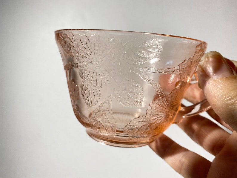 Set di 2 tazze da tè e caffè in vetro rosa effetto depressione di MacBeth-Evans con piattino e decorazioni floreali vintage. immagine 4