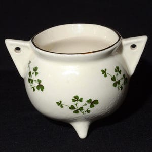 Jarra pequeña de cerámica vintage de la cooperativa Carrigdhoun, estilo celta irlandés, con trébol verde, de Corcho, Irlanda, con borde dorado y tres patas.