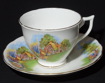Crown Essex Tekopp och fat lantlig scen heminredning Guldkantad England Vintage Benporslin numrerad