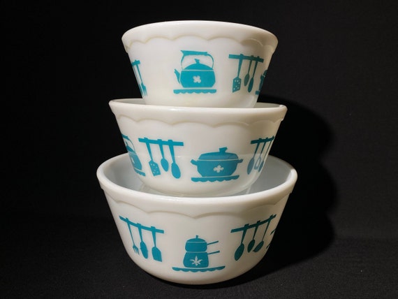 HAZEL ATLAS Turquoise Mixing Bowls Set of 3 Collectible Milk Glass Turquoise on White Cooking Pots Design Rim kitchen aid retro vintage ot