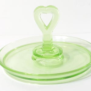 LE Smith Green Depression Glass Tidbit Plat à bonbons en forme de coeur en forme de noix avec poignée centrale Pièce maîtresse en verre d'uranium 6,25 po. d