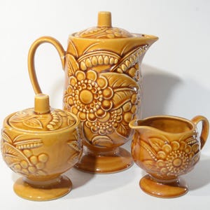 Japanisches Senfgelb Tee-Set/Kaffee-Set creme Teekanne Milchkännchen und Zuckerdose auf Fuß geprägtes Blumenmuster Mitte des Jahrhunderts Japan FLAWS