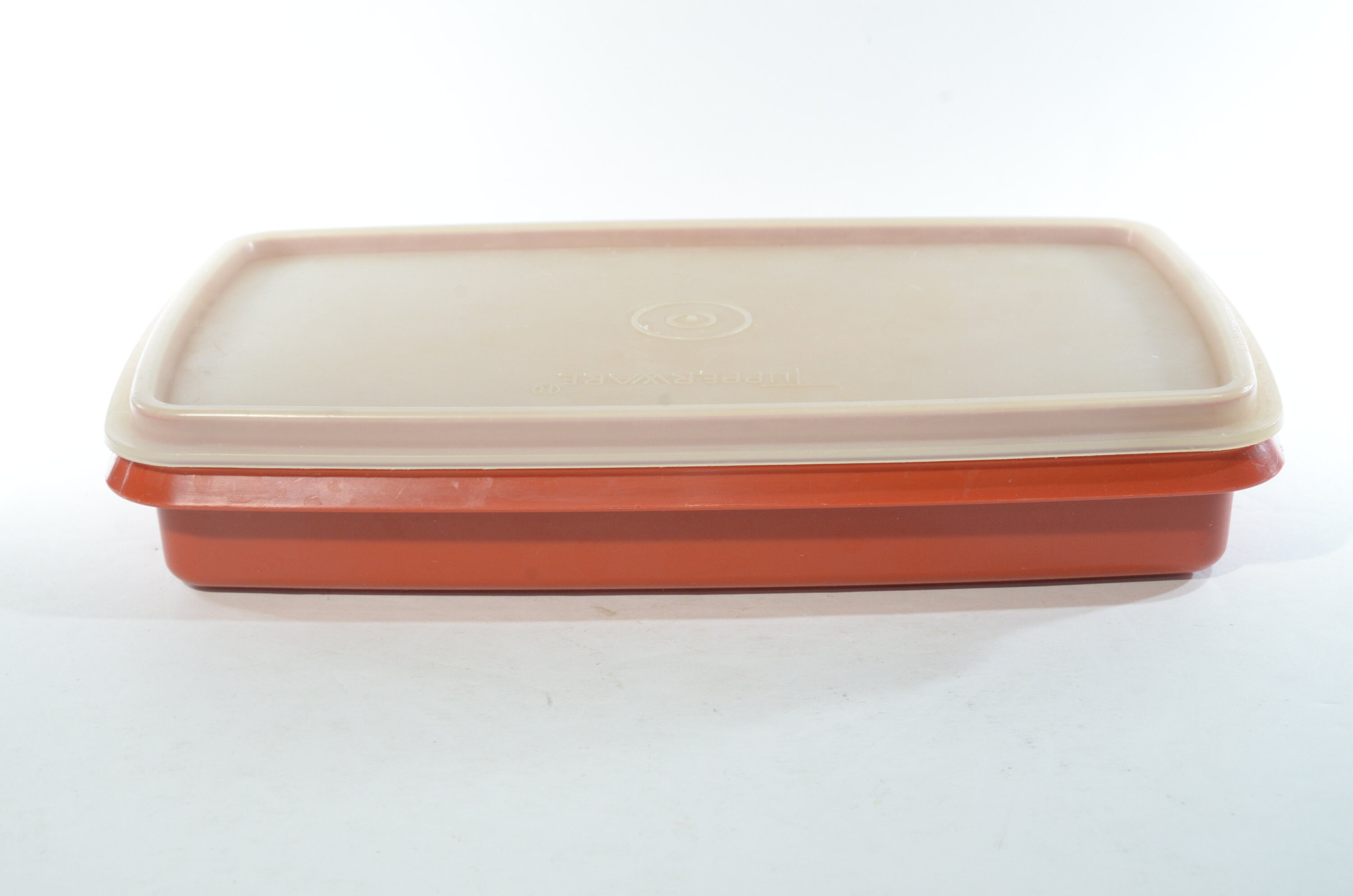 Vintage Tupperware 816, Paprika-orangefarbener Kunststoffbehälter für Käse und Aufschnitt, 14 x 24 cm, weißer Deckel, Restposten aus den USA