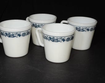 PYREX Old Town Blue Onion Mugs Coffee/tea mugs - Set of 4 D handle Coffee mugs Tea Cups Milk glass Vintage Mug Old Town Blue