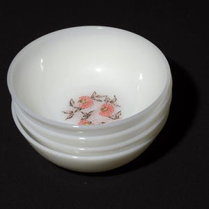 FIRE KING Zestaw 4 misek deserowych, miska na jagody Fleurette Milk Glass w kwiaty Vintage Fire King 1950s classic small 4 1/2" średnicy