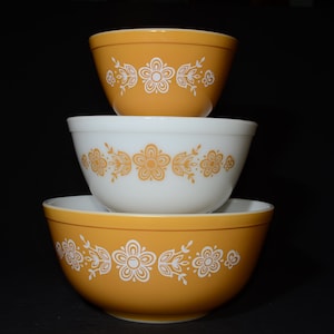 PYREX Butterfly gold Set of 3 bowl 401 402 and 403 Vintage Pyrex Mixing Bowl Set 1970s Yellow bowl Floral pattern Made in USA