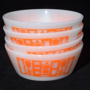 以下が含まれることがあります： オレンジ色のコーヒーポット、カップ、ティーポットのグラフィックが描かれた、4つの白いガラスボウルのスタック。 ボウルは丸みを帯びた形状で光沢があり、軽食や小分けに最適です。