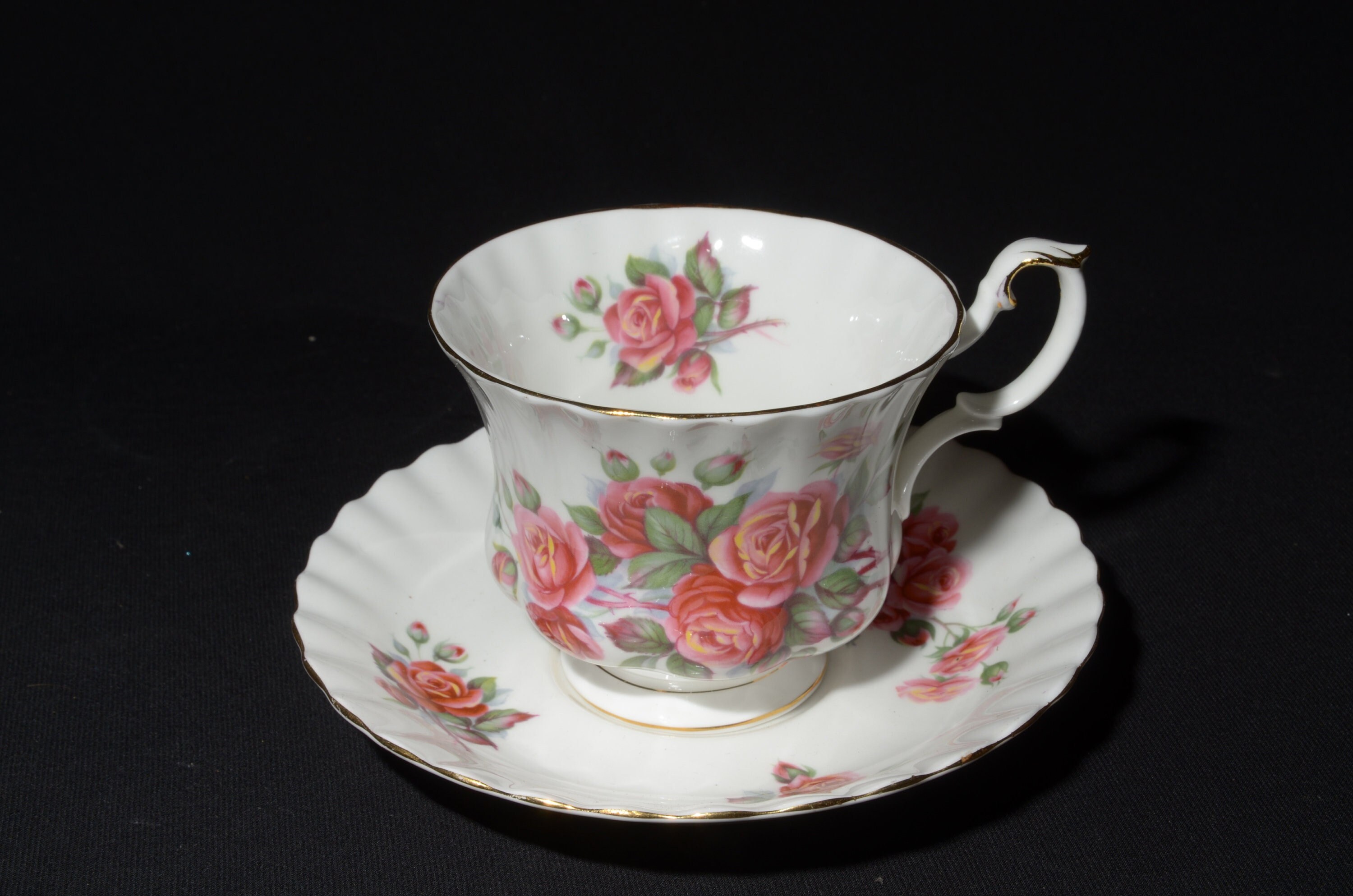 ROYAL ALBERT Centennial Rose Bone China Teacup and saucer floral old pink rose Gold Rimmed England Vintage Montrose shape