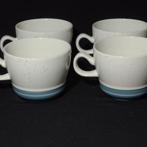 Set of 4 Yamaka Stoneware mug flat coffee cup cup Japan mid-century blue and ivory white mint condition speckled in brown
