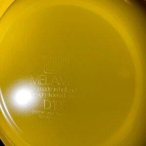 May include: Yellow melamine plate with the text "MELAMIN made in holland design: koen de wit D195 geschikt voor levensmiddelen convient pour aliments 1997/69/EG" printed on the bottom.