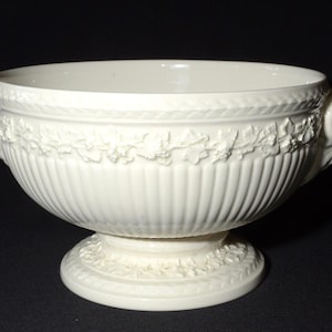 Cuenco con base blanca Wedgwood Queensware con asas de cabeza de carnero, pedestal central Wedgwood de Etruria y Barlaston, Inglaterra, vid de 8-1/4"