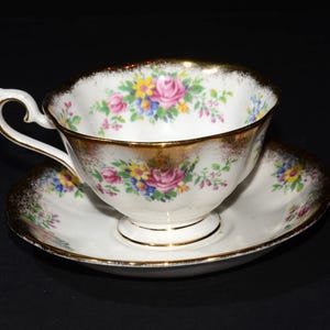 ROYAL ALBERT Teacup and saucer floral bouquet heavy gold gilding gold brushed trim England Vintage Avon shape Tea cup Bone China