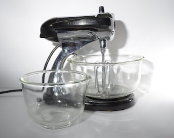 Sunbeam MixMaster Mixer mit 2 Sunbeam Klare Schüssel Küchenmixer Vintage Backformen schwarz und Chrom Made in Canada 10 Geschwindigkeiten seltene 1950er Jahre ot2