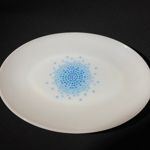 Assiette de service en mosaïque bleue Fire King, plateau de service vintage en verre de lait carré bleu 12 x 9