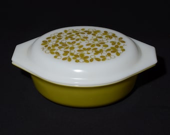 PYREX Verde Olive Casserole Dish Opal lid 2 1/2 Qt 1960s vintage excellent condition 045 vintage Pyrex green