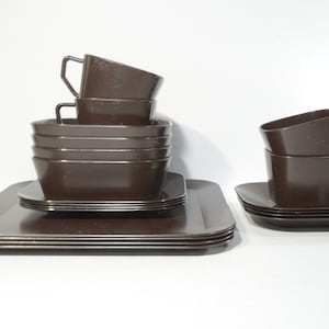 Servizio completo vintage Melmac Square Brown per 4 persone, 20 pezzi: piatto piano, piatto pranzo, ciotola, tazza e piattino. Stoviglie Canada in plastica dura.