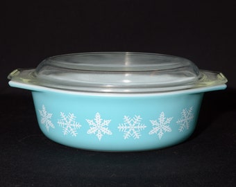 PYREX Snowflake Casserole Dish clear lid 1 1/2 Qt 1950s vintage 043 turquoise White oval casserole Christmas Winter